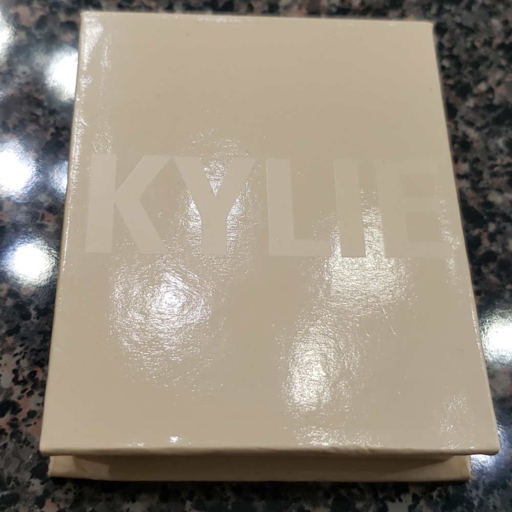 Kylie cosmetics: Pressed illuminating powder
